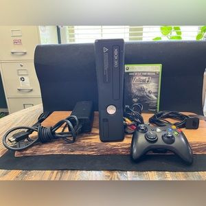 Microsoft Xbox 360- FallOut 3 Bundle